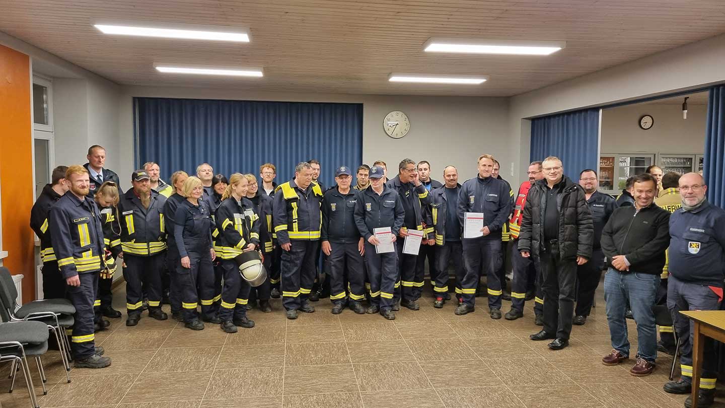 Die Feuerwehrleute kamen nach der Gemeinschaftübung in der Bürgerhalle Stahlberg noch einmal zusammen.