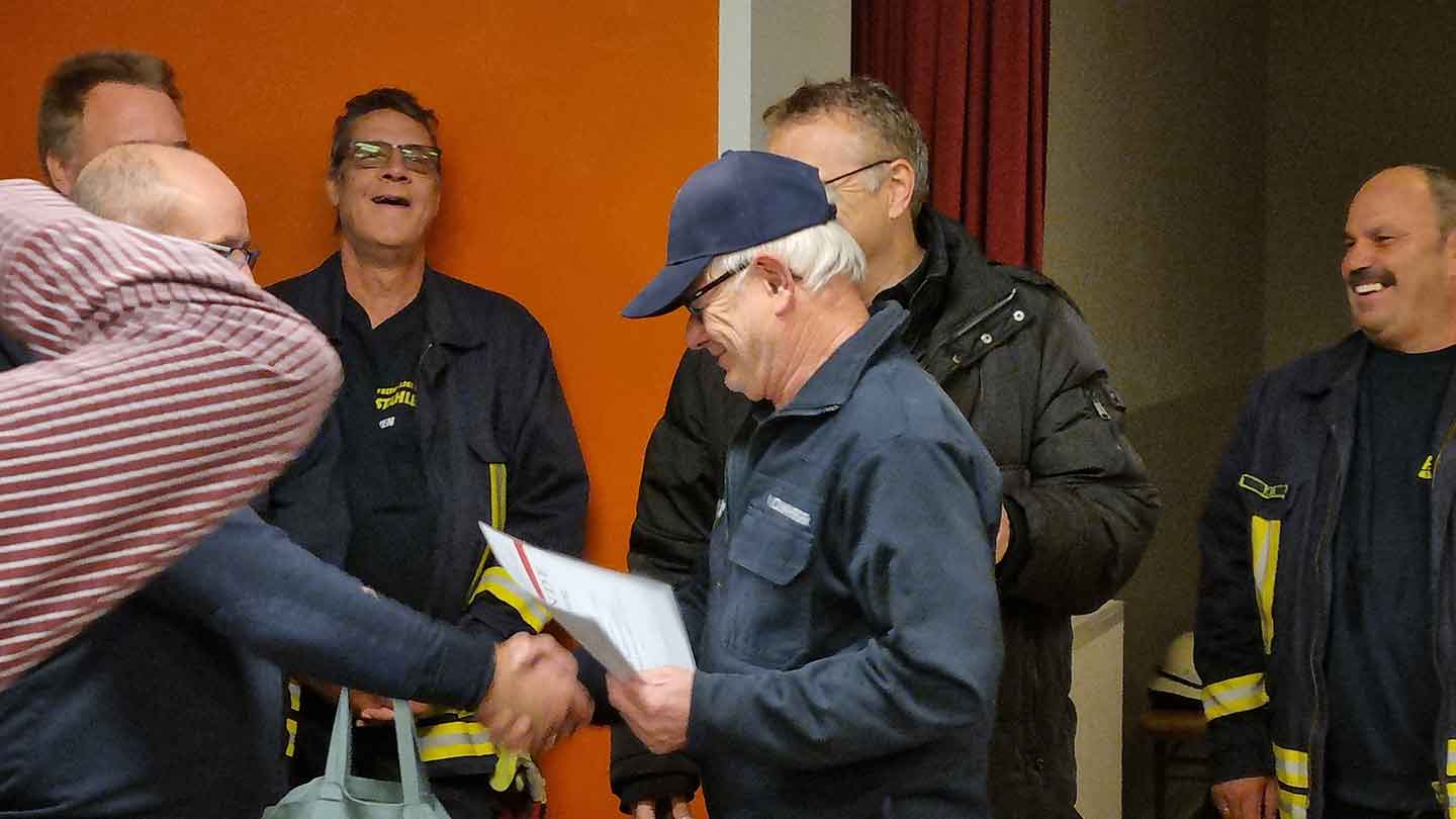 Volker Kollmannsperger wurde für sein 45-jähriges Engagement in der Feuerwehr Ransweiler geehrt.